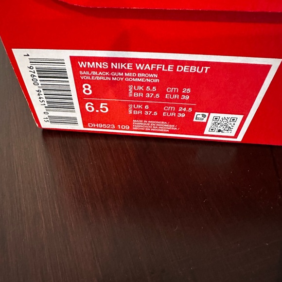 Nike White and Black Athletic Shoes BRAND NEW - Picture 7 of 12